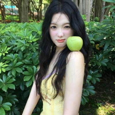 穿条纹衣的男孩